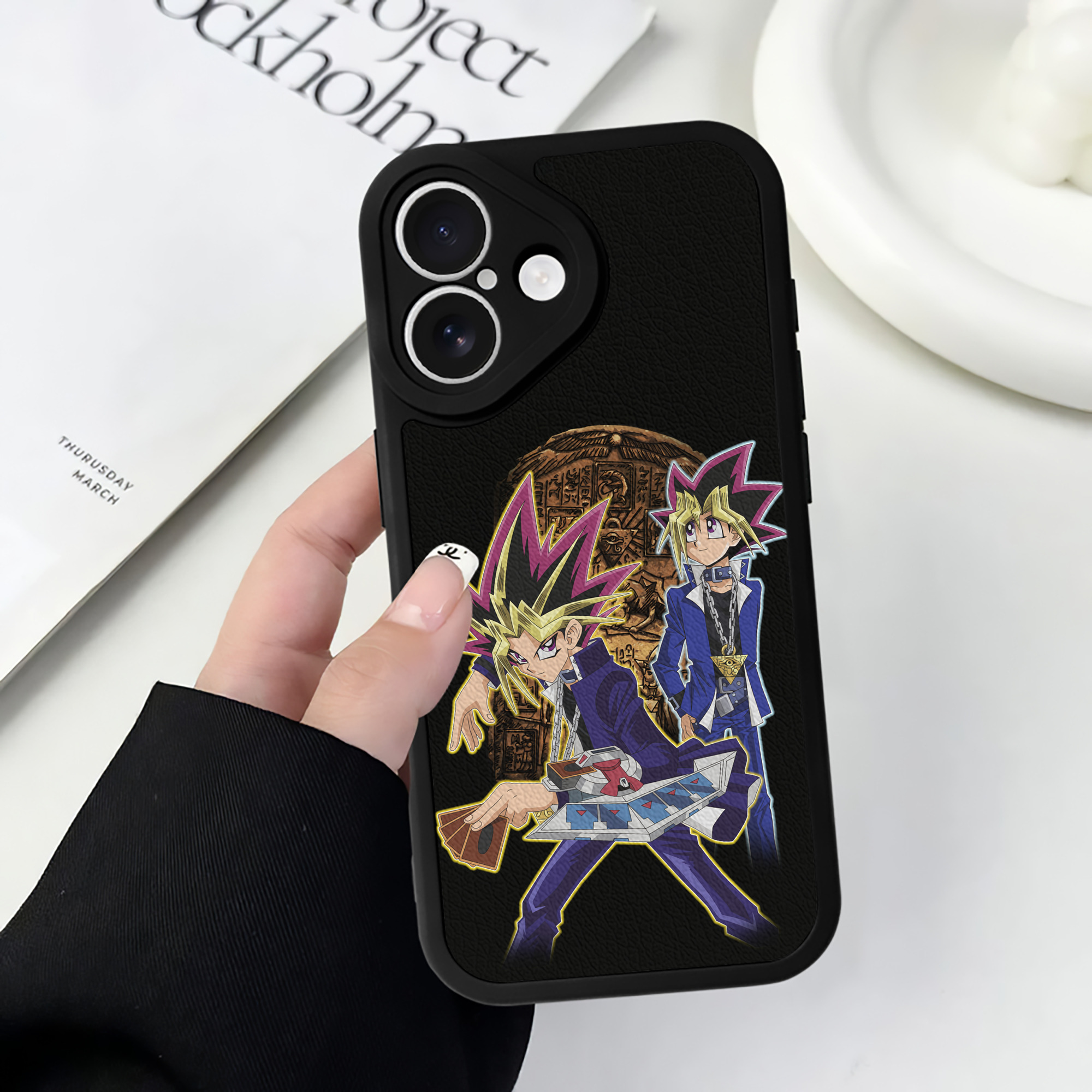 （画像用） 遊☆戯☆王 Yu-Gi-Oh! 【iPhone 16シリーズ対応】シリコンスマホケース（レザー調） 材質：シリコン
